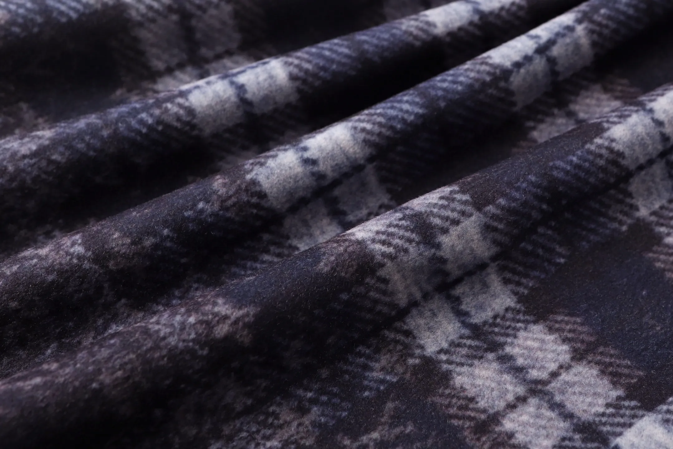 🅿️560 1v 25SS plaid gradient wool blend hooded sweatshirt The original version was purchased for RMB 15,100 and developed. The fabric is made of wool blended nylon. This hooded sweatshirt uses splicing technology to create a layered texture: the upper part is made of wool blended fabric to create a blue-gray plaid pattern, and is pre-shrunk to ensure a stable shape; the lower part and sleeves use digital printing technology to present a gradient Monogram dark pattern, and the ink penetrates the fiber to achieve high color fastness. The hood has a built-in invisible lining to enhance stiffness, and the drawstring is made of wear-resistant nylon rope with a metal bell for smooth pulling. The front kangaroo pocket is made of welted bag technology, and the edge of the bag mouth is reinforced with double stitching. The cuffs and hem are made of ribbed knitted fabric, and the elastic hemming fits the body shape. The seams throughout the garment are high-strength stitches of the same color. Precision sewing with 12 stitches every 3cm improves durability. The overall craftsmanship takes into account both visual details and practical durability. The overall wiring is straight and delicate, the fabric is comfortable and soft, and the color is consistent without color difference. It can be matched with the same style to create a fashionable look and control various occasions. Customized accessories, complete with three standards, the same style for men and women. Size:S-M-L-XL